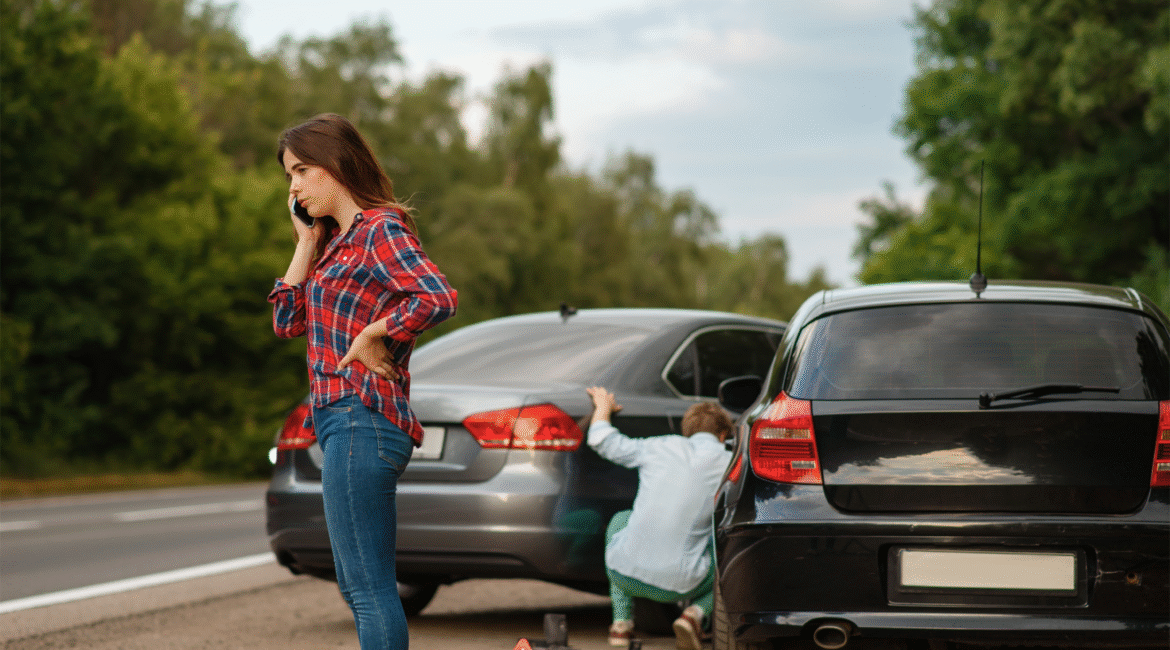Woman calling for help after a car crash on a Houston road, ideal example for a Houston car wreck attorney case